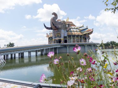 WAT BAN RAI NAKHON RATCHASIMA, THAILAND-29 Eylül 2018: (Luang Por Koon) Nakhon Ratchasima 'da yer almaktadır. Ulusun inancı. Kitlelere ve politikacılara erişim. Öğretmenin kolay yolu..