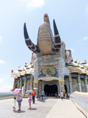WAT BAN RAI NAKHON RATCHASIMA, THAILAND-29 Eylül 2018: (Luang Por Koon) Nakhon Ratchasima 'da yer almaktadır. Ulusun inancı. Kitlelere ve politikacılara erişim. Öğretmenin kolay yolu..