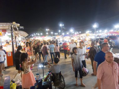 NAKHON RATCHASIMA, THAILAND-28 Eylül 2018: Nakhon Ratchasima 'da gıda ve diğer şeyler satan bir gecelik pazarı kurtarın.