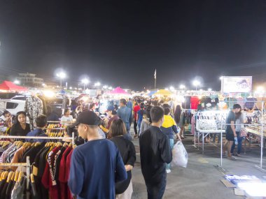 NAKHON RATCHASIMA, THAILAND-28 Eylül 2018: Nakhon Ratchasima 'da gıda ve diğer şeyler satan bir gecelik pazarı kurtarın.