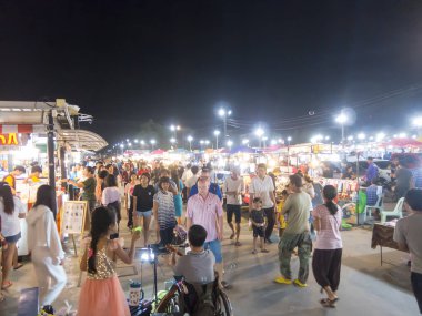NAKHON RATCHASIMA, THAILAND-28 Eylül 2018: Nakhon Ratchasima 'da gıda ve diğer şeyler satan bir gecelik pazarı kurtarın.