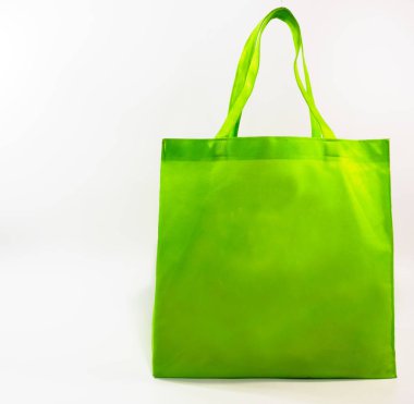 Alışverişe gitmek için yeşil torba. White Blackground 'da naylon çanta konsepti yok..