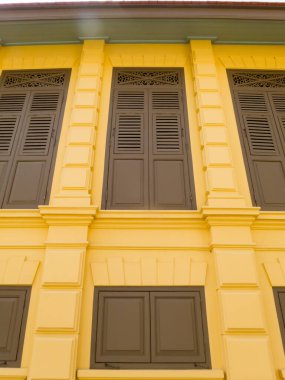 Kaliteli ahşap pencere klasik sarıdır..