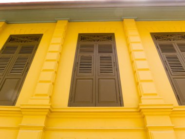 Kaliteli ahşap pencere klasik sarıdır..