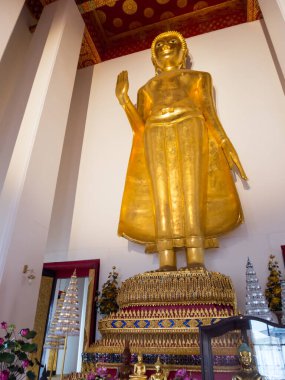 Sukhothai döneminin Wat Saket tapınağında ayakta duran Buda, 700 yaşında..