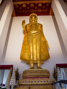 Sukhothai döneminin Wat Saket tapınağında ayakta duran Buda, 700 yaşında..