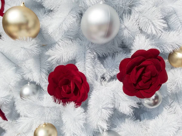 Beyaz Kırmızı Renkte Noel Ağacı — Stok fotoğraf