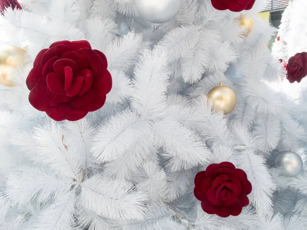 Χριστουγεννιάτικο Δέντρο Χρώμα Λευκό Και Κόκκινο — Φωτογραφία Αρχείου