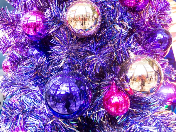 Árvore Natal Bola Decoração Com Roxo — Fotografia de Stock