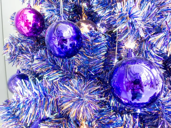 Árvore Natal Bola Decoração Com Roxo — Fotografia de Stock