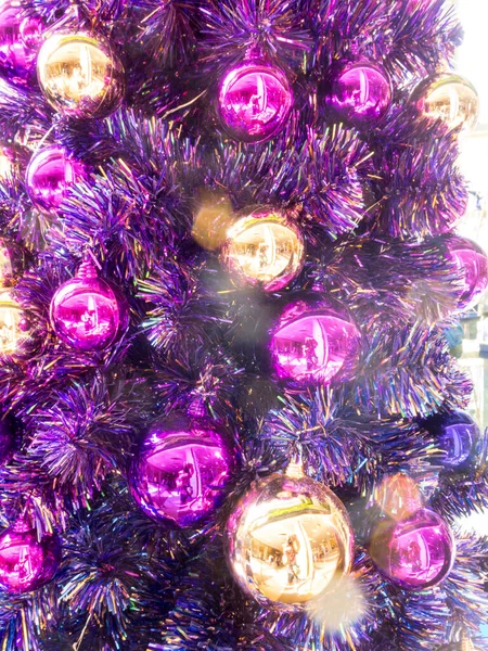 Árvore Natal Bola Decoração Com Roxo — Fotografia de Stock