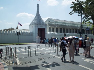 Zümrüt BuddhabANGKOK 'un Wat Phra Kaew Tapınağı 30 Ekim 2018 Turistler ve Çinli turistler Bangkok' taki tapınağı ziyaret ediyorlar..