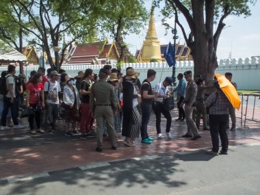 Zümrüt BuddhabANGKOK 'un Wat Phra Kaew Tapınağı 30 Ekim 2018 Turistler ve Çinli turistler Bangkok' taki tapınağı ziyaret ediyorlar..