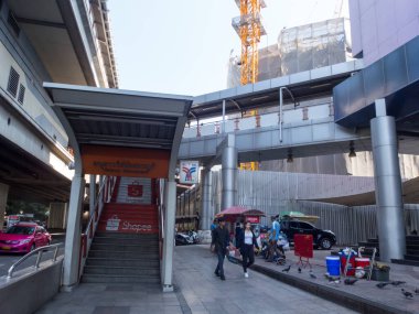 BTS İstasyonu Zafer Anıtı BANGKOK THAILAND-30 Ekim 2018 Phayathai Yolu üzerinde yükselen bir gökyüzü tren istasyonu. Bangkok Anıtı 'nın Önü Bangkok' un en işlek noktalarından biridir..