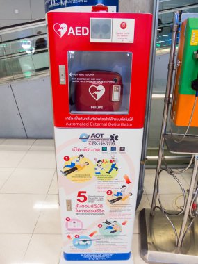 Suvarnabhumi BANGKOK THAILAND-31 ECTOBER 2018 Suvarnabhumi Havaalanı Otomatik Dış Defibrilatör (AED) BANGKOK THAILAND-31 ECTOBER 2018