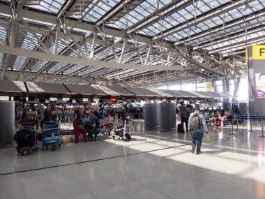 Suvarnabhumi BANGKOK THAILAND-31 Ekim 2018 Havaalanı yolcuları havaalanının farklı bölgelerine yürümektedir. Suvarnabhumi Havaalanı Tayland 'ın ana havaalanıdır. BANGKOK THAILAND.