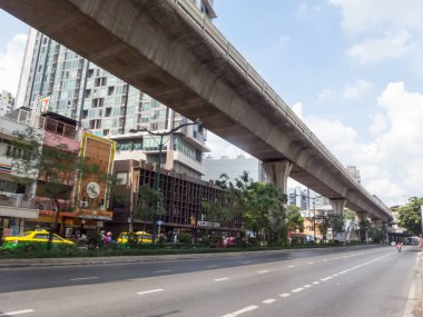 Paholayoyoince yol BANGKOK THAILAND-14 Kasım 2018 Phaholyothin Yolu 'nda bazı metro hatları var ve gelecekte yol boyunca metro hatları olacak..
