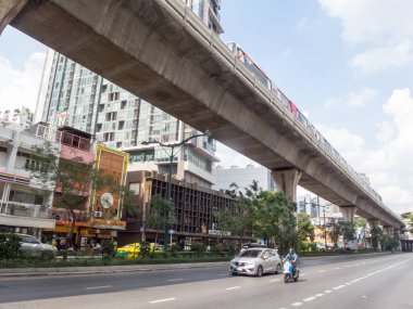 Paholayoyoince yol BANGKOK THAILAND-14 Kasım 2018 Phaholyothin Yolu 'nda bazı metro hatları var ve gelecekte yol boyunca metro hatları olacak..