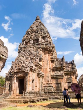 BuriramThailand - 19 Kasım 2018 'de Prasat Phanom Rung Tarihi Parkı' nı ziyaret eden turistler 19 Kasım 2018 'de Tayland' da.