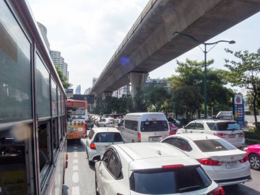Paholayoyoince yol BANGKOK THAILAND-23 Kasım 2018 Phaholyothin Yolu 'nda bazı metro hatları var ve gelecekte yol boyunca metro hatları olacak..