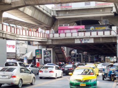 Siyam BTS İstasyonu BANGKOK THAILAND-23 Kasım 2018 (BTS), Sukhumvit ve Rama 1 Bangkok 'un kuzeyindeki Silom hatları arasındaki yön değişikliği. Merkez İş Bölgesi.