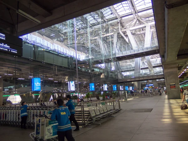 Suvarnabhumi Bangkok Tajlandia Październik 2018Na Lotnisku Pasażerowie Pieszo Różnych Części — Zdjęcie stockowe