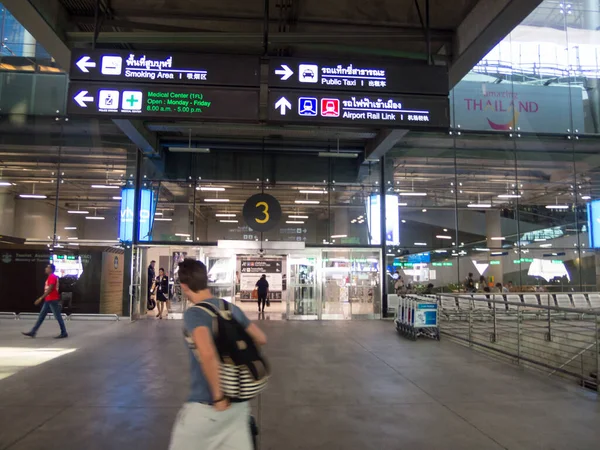 Suvarnabhumi Bangkok Tajlandia Październik 2018Na Lotnisku Suvarnabhumi Informacje Znaki Wskazówki — Zdjęcie stockowe