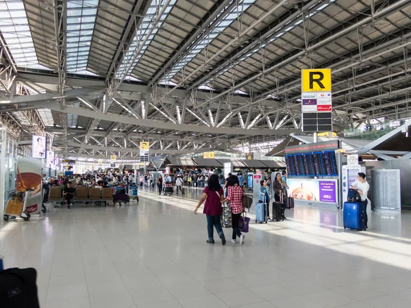Suvarnabhumi Bangkok Thailand Oktober 2018På Flygplatsen Passagerare Går Till Olika — Stockfoto