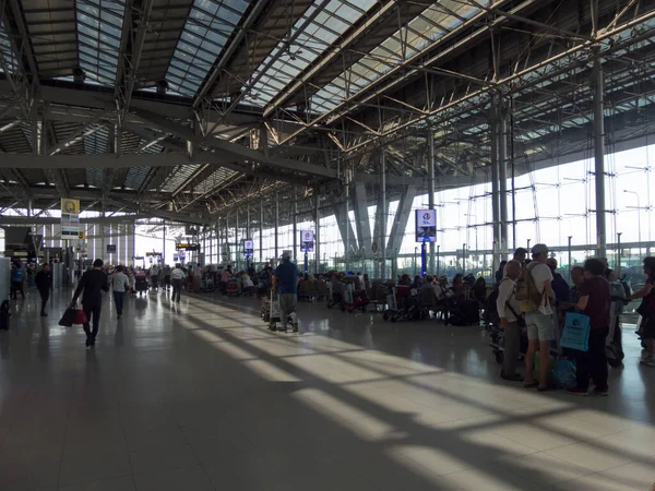 Suvarnabhumi Bangkok Thailand Ottobre 2018In Aeroporto Passeggeri Sono Piedi Diverse — Foto Stock
