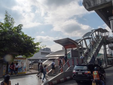 Mochit BTS İstasyonu BANGKOK THAILAND-28 Kasım 2018: Mochit BTS istasyonunun basamakları. BTS istasyonu, BTS.on BANGKOK THAILAND-28 Kasım 2018 'in doğu tarafındaki ilk istasyondur.