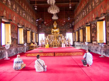 Wat Saket Ratcha Wora Maha Wihan BANGKOK THAILAND-28 NOVEMBER 2018: Rama I 'nin torunu III. Rama (17871851) Wat Saket phu khao (Altın Dağ) içinde devasa boyutlarda bir çeyiz inşa etmeye karar verdi.)