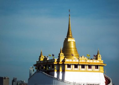 Altın Dağ (phu khao Tong) Bangkok Tayland Wat Saket tapınağındaki tepenin üzerindeki tapınak. Wat Sa Ket tapınağı Ayutthaya döneminde antik bir tapınaktır..