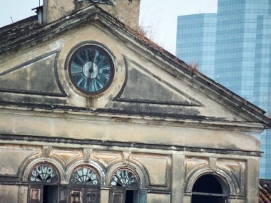 100 yıllık eski binalar terk edilmiş. Chao Phraya Nehri, Bangkok, Tayland.