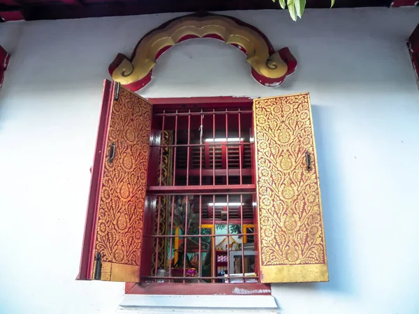 タイ北部の古代の木製の窓タイのアートパターン — ストック写真