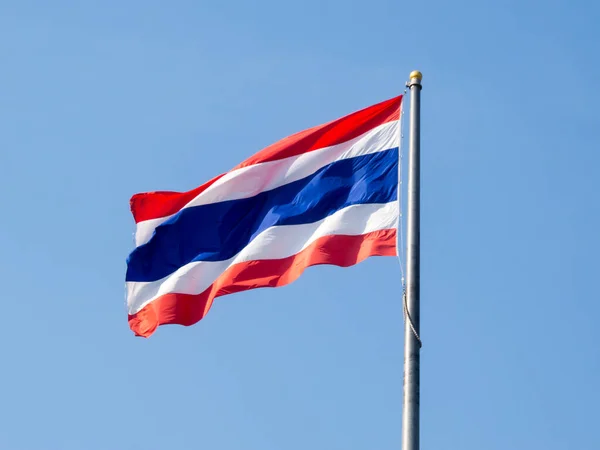 Thaise Vlag Een Blauwe Lucht Achtergrond — Stockfoto