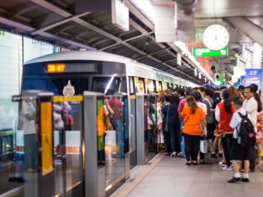 BTS Siyam BANGKOK THAILAND - 20 Haziran 2016 Tayland 'da Siam Gökyüzü Tren İstasyonu' nda (BTS) seyahat eden yolcular. Yolcular Mo Chit trenini bekliyor..