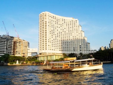 Chao Phraya Nehri BANGKOK THAILAND-17 Aralık 2018 Gemi Chao Phraya Nehri 'nden geçiyor. BANGKOK THAILAND-17 Aralık 2018.