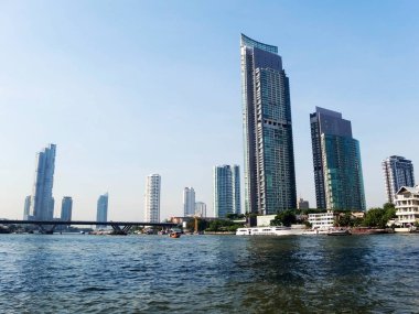 Chao Phraya Nehri BANGKOK THAILAND-17 Aralık 2018 Gemi Chao Phraya Nehri 'nden geçiyor. BANGKOK THAILAND-17 Aralık 2018.