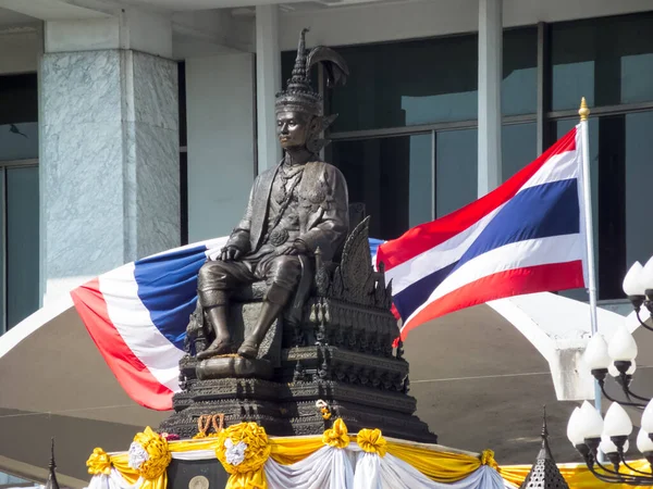 Tayland Parlamento Binası BANGKOK THAILAND-31 Aralık 2018 Tayland Parlamentosu binasının önünde Kral Prajadhipok 'un bir heykeli bulunmaktadır. BANGKOK THAILAND-31 ARALIK 2018