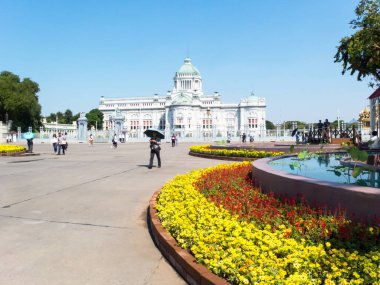 Dusit Sarayı 'nın Arazileri BANGKOK THAILAND-31 Aralık 2018 Dusit Sarayı' ndaki Winters End Festivali 'nde Aşk ve Sıcaklık. BANGKOK THAILAND-31 ARALIK 2018.