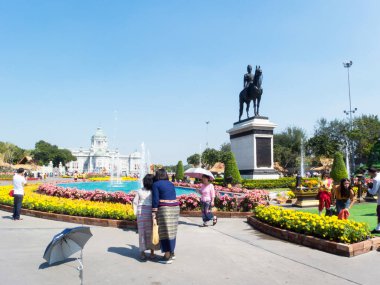 Dusit Sarayı 'nın Arazileri BANGKOK THAILAND-31 Aralık 2018 Dusit Sarayı' ndaki Winters End Festivali 'nde Aşk ve Sıcaklık. BANGKOK THAILAND-31 ARALIK 2018.