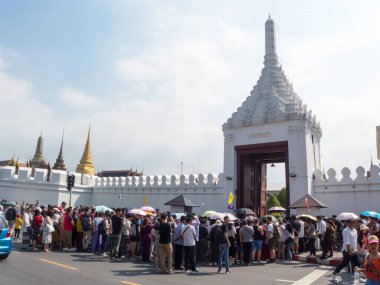 Zümrüt Buda Tapınağı Wat Phra Kaew BANGKOK THAILAND-31 Aralık 2018 Birçok turist 2018 yılının son gününde Bangkok Tayland 'a seyahat ediyor.. 