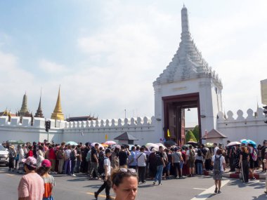 Zümrüt Buda Tapınağı Wat Phra Kaew BANGKOK THAILAND-31 Aralık 2018 Birçok turist 2018 yılının son gününde Bangkok Tayland 'a seyahat ediyor.. 