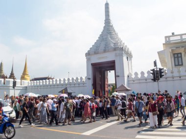 Zümrüt Buda Tapınağı Wat Phra Kaew BANGKOK THAILAND-31 Aralık 2018 Birçok turist 2018 yılının son gününde Bangkok Tayland 'a seyahat ediyor.. 