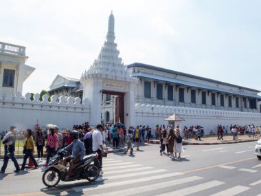 Zümrüt Buda Tapınağı Wat Phra Kaew BANGKOK THAILAND-31 Aralık 2018 Birçok turist 2018 yılının son gününde Bangkok Tayland 'a seyahat ediyor.. 
