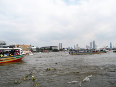 Chao Phraya Nehri BANGKOK THAILAND-31 ARALIK 2018 Bangkok ve gemi Chao Phraya Nehri 'nde denize açılıyor. BANGKOK THAILAND-31 ARALIK 2018.