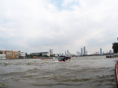 Chao Phraya Nehri BANGKOK THAILAND-31 ARALIK 2018 Bangkok ve gemi Chao Phraya Nehri 'nde denize açılıyor. BANGKOK THAILAND-31 ARALIK 2018.