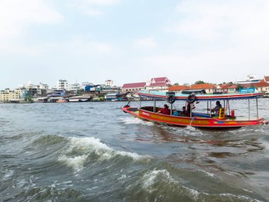 Chao Phraya Nehri BANGKOK THAILAND-31 ARALIK 2018 Bangkok ve gemi Chao Phraya Nehri 'nde denize açılıyor. BANGKOK THAILAND-31 ARALIK 2018.