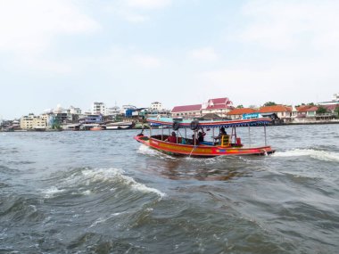 Chao Phraya Nehri BANGKOK THAILAND-31 ARALIK 2018 Bangkok ve gemi Chao Phraya Nehri 'nde denize açılıyor. BANGKOK THAILAND-31 ARALIK 2018.
