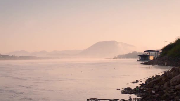 朝のメコン川の風景と水面に浮かぶ霧と山 — ストック動画